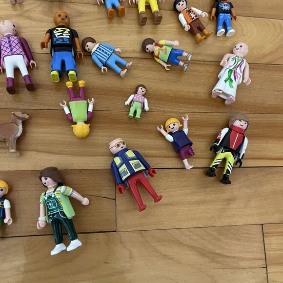 Lot Of 33 Playmobil Figures, Police, kids, dogs, toys - Picture 4 of 5